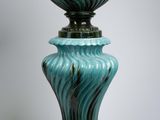 un vase bleu posé sur une table