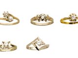 six modèles différents de bagues en or et diamants sur fond blanc