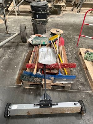 un chariot chargé d'outils dans un garage
