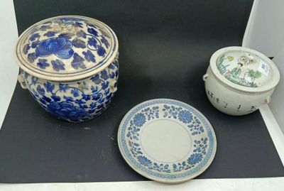 un bol bleu et blanc et une assiette posés sur une étagère