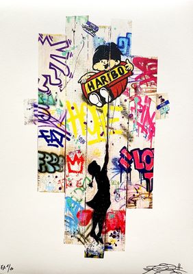tableau représentant une personne tenant un skateboard orné de graffitis