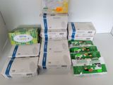 plusieurs boîtes de lingettes pour bébé posées sur un plan de travail blanc