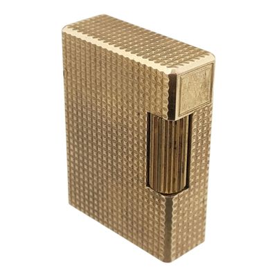 un gros plan d'un briquet doré sur fond blanc