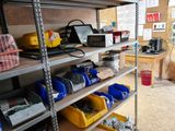 de nombreux outils sur les étagères du garage