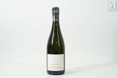 une bouteille de vin posée sur une table