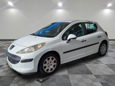 la petite voiture blanche est garée dans le garage sur un sol en damier