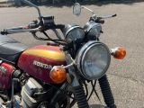 une moto rouge et jaune garée sur le bord de la route