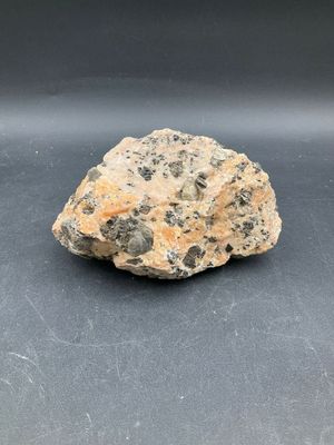 Bloc de Calcite incrusté de plaques de Mica. 1,8Kg