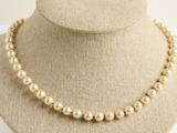 gros plan d'un collier de perles sur un mannequin