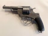 Le pistolet est posé sur la table, prêt à être utilisé.