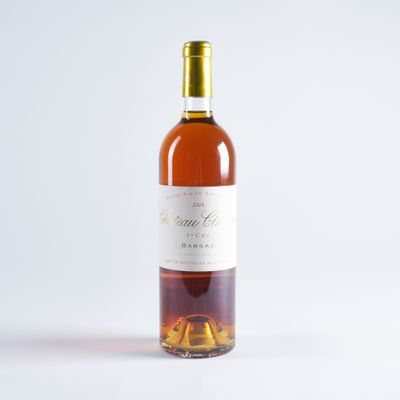 une bouteille de vin posée sur une table