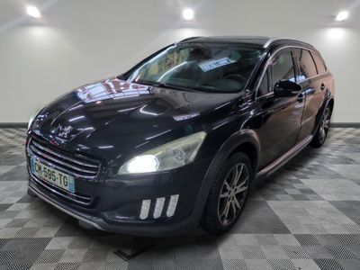 la photo d'une voiture noire garée dans un garage