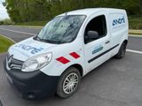 une camionnette blanche garée sur le bord de la route