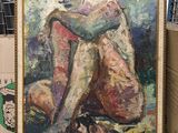 une peinture à l'huile représentant une femme assise par terre devant une boîte