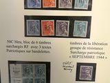 une photo d'une collection de timbres accrochée au mur