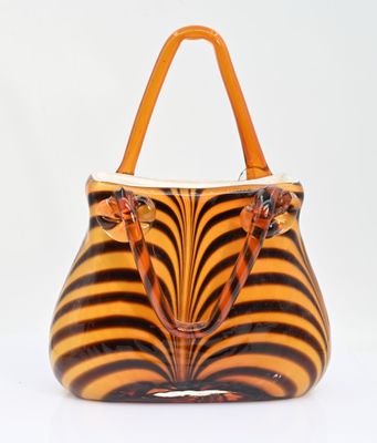 sac à main à motif zébré avec des anses orange sur fond blanc