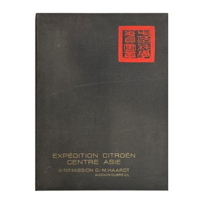 un livre noir avec une inscription rouge sur la couverture