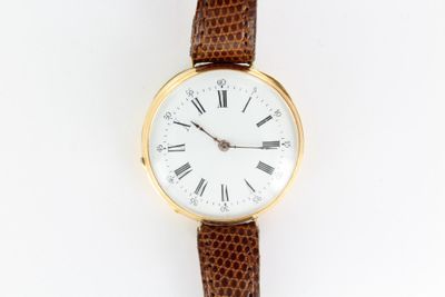 une image représentant une montre-bracelet en or avec des chiffres romains sur fond blanc