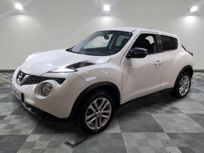 le suv nissan juke blanc est garé sur un sol en damier