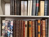 de nombreux livres qui se trouvent sur les étagères de la pièce