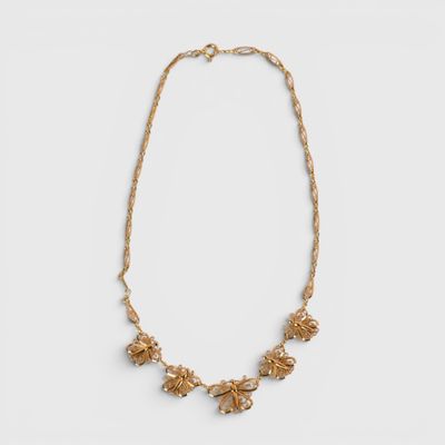 un collier en or orné de fleurs, monté sur une chaîne en or