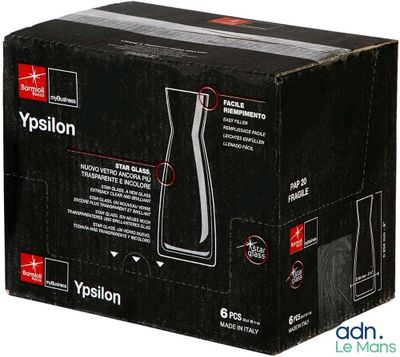une boîte noire contenant un verre de vin