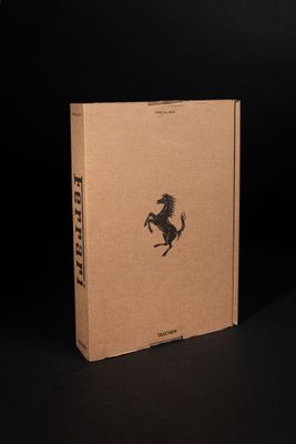 la boîte est ornée d'un cheval noir et d'un cheval noir