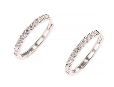 une paire d'alliances en or blanc et diamants