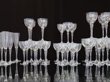un grand nombre de verres à vin posés sur une table