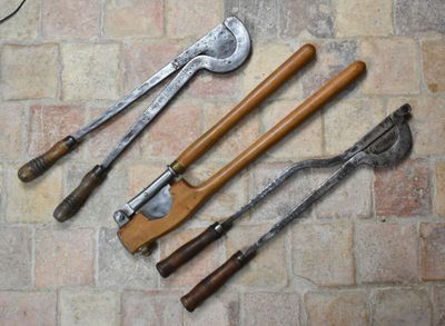 quatre types d'outils différents qui se trouvent sur le sol
