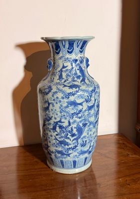 un vase bleu et blanc posé sur une table en bois