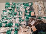 de nombreux sacs de vêtements posés sur une table