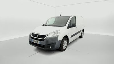 La camionnette blanche est garée dans une pièce blanche.