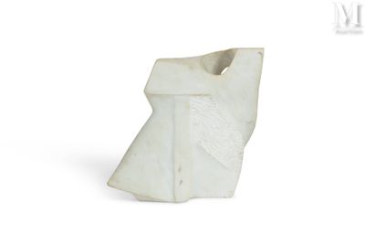 un vase blanc orné d'un motif blanc