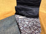 deux morceaux de tissu noir et blanc sur fond jaune