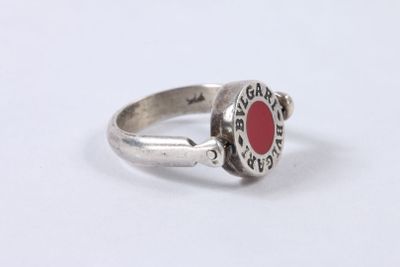 bague en argent ornée d'une pierre rouge au centre