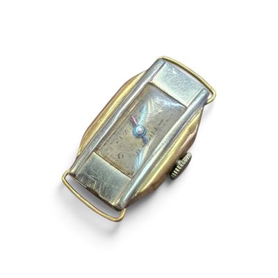 une image d'un gros plan d'une montre-bracelet sur une surface blanche