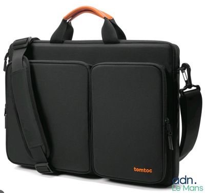 un sac d'ordinateur portable noir muni d'une poignée en bois, sur fond blanc