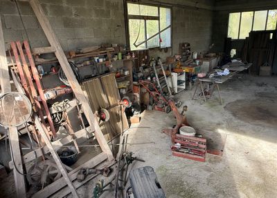 Outillage et fournitures, coté latéral droit