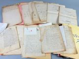 plusieurs vieux papiers sont empilés sur une table