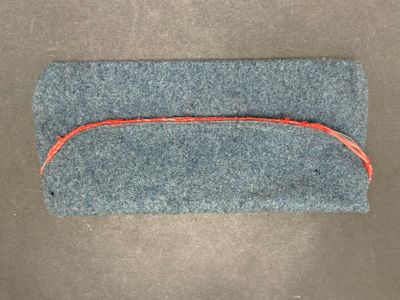 pochette en feutre gris avec un fil rouge