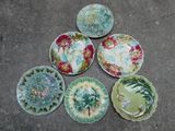 plusieurs assiettes sont disposées en cercle sur une surface en béton