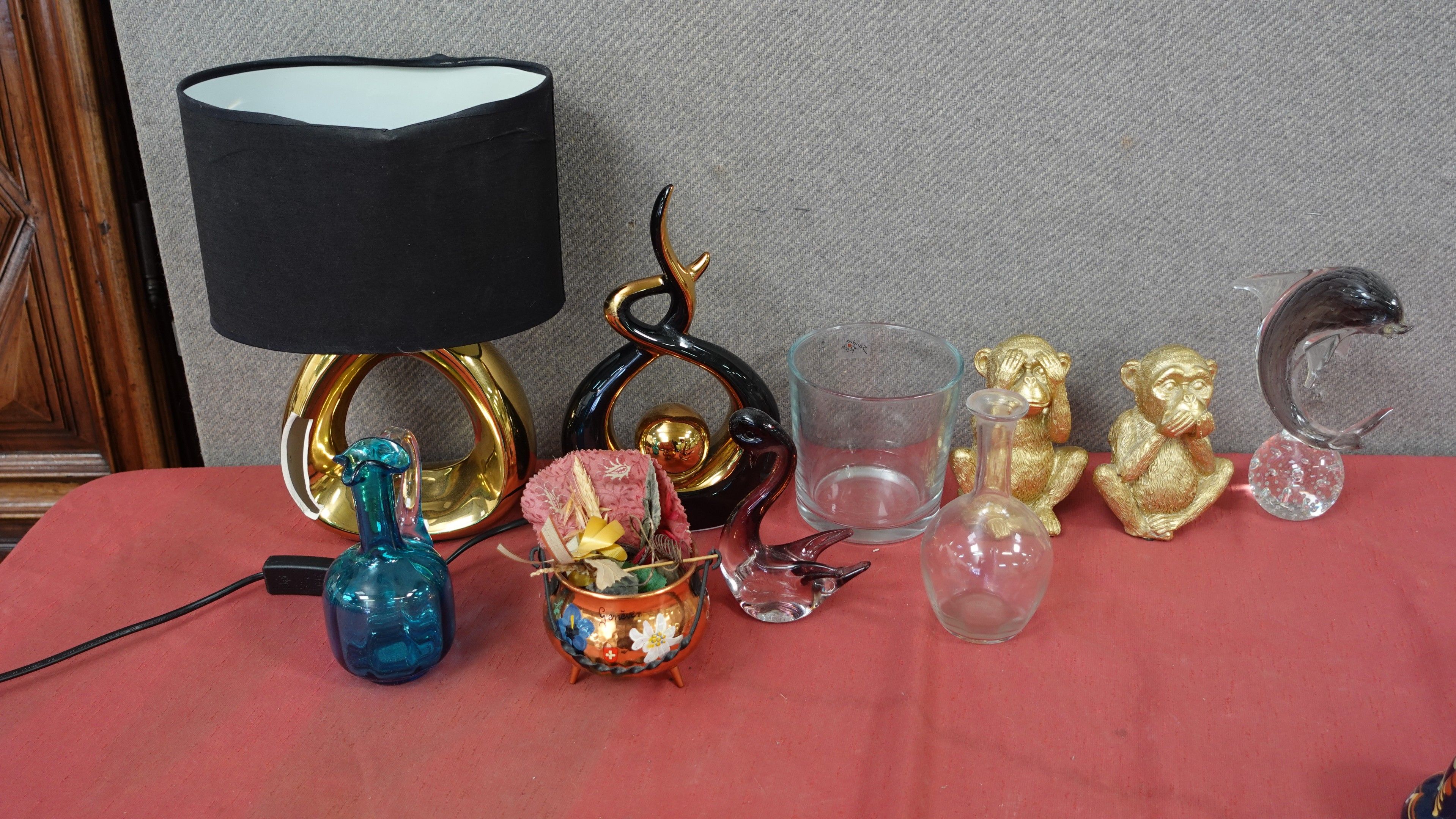 lot d'objets décoratifs: vase (accident) verrerie, faïence .