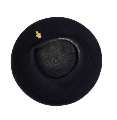 un chapeau noir surmonté d'une couronne dorée