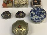 Plusieurs types d'objets décoratifs sont disposés sur une surface blanche