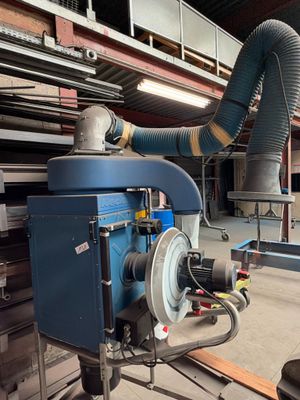une machine placée au milieu d'une pièce