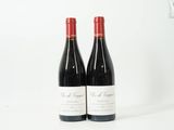 deux bouteilles de vin rouge posées l'une à côté de l'autre sur une table