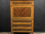 une commode ancienne en bois surmontée de tiroirs