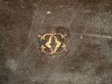 une photo d'un logo sur le sol d'un immeuble