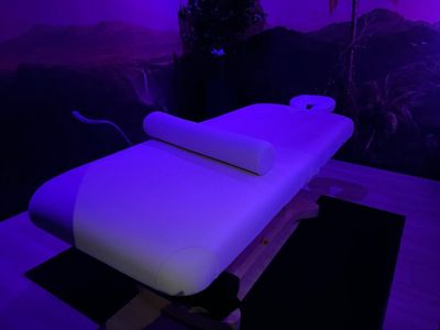 une table recouverte d'une serviette dans une pièce éclairée par des lumières violettes